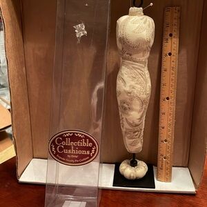 DRITZ COLLECTIBLE CUSHIONS WOMAN TORSO METAL BASE. DOLL FORM. Pin Cushion14”apox